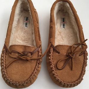 👗 Minnetonka Brown Slippers